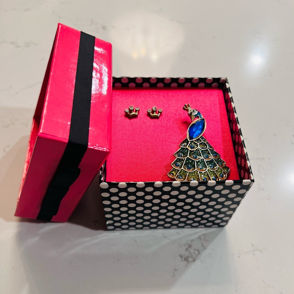 Betsy Johnson RARE Vintage ~ New In Box ~Women’s Peacock Brooch & Crown Earrings